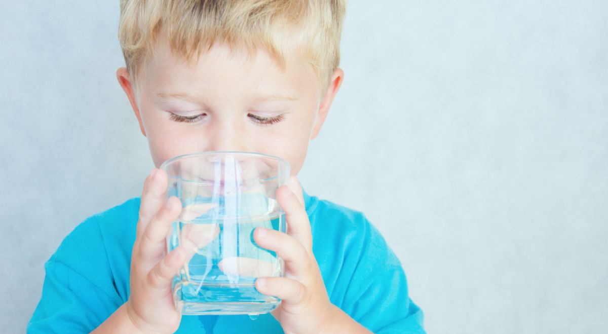 Sử dụng ly an toàn để trẻ uống nước
