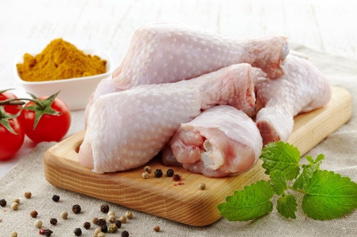 Gỏi gà sẽ ngon hơn khi bạn chọn mua được thịt gà thả vườn (Ảnh minh họa)