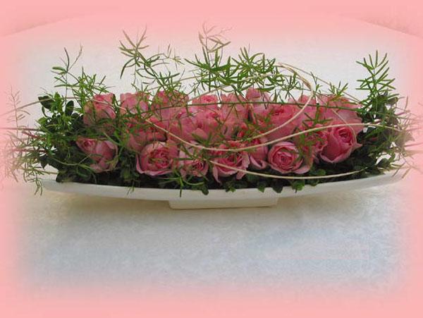 cắm hoa trong đĩa thủy tinh