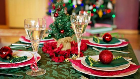 Thưởng thức rượu ngon cùng ly thủy tinh cao cấp trong đêm Giáng sinh