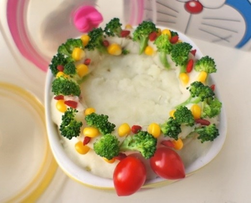 Đĩa thủy tinh đựng salad cho bàn tiệc Giáng sinh (Ảnh minh họa)