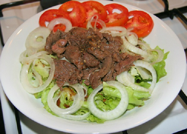 Salad trộn thịt bò – món ngon cho kỳ nghỉ lễ