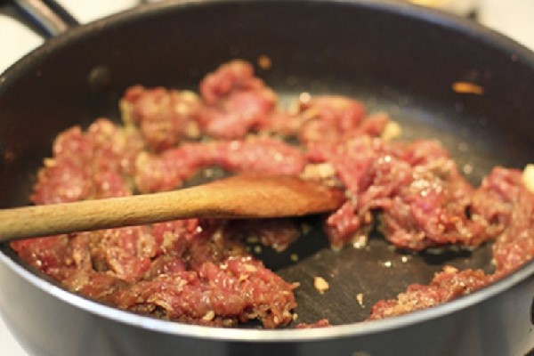 Xào thịt bò bằng chảo chống dính cao cấp
