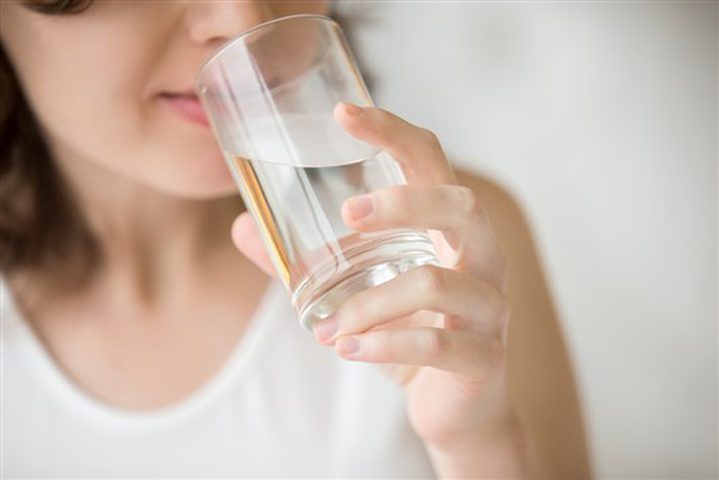 Uống đủ nước mỗi ngày để có thể khỏe mạnh