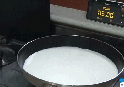 Đun sữa tươi trong vòng 5 phút