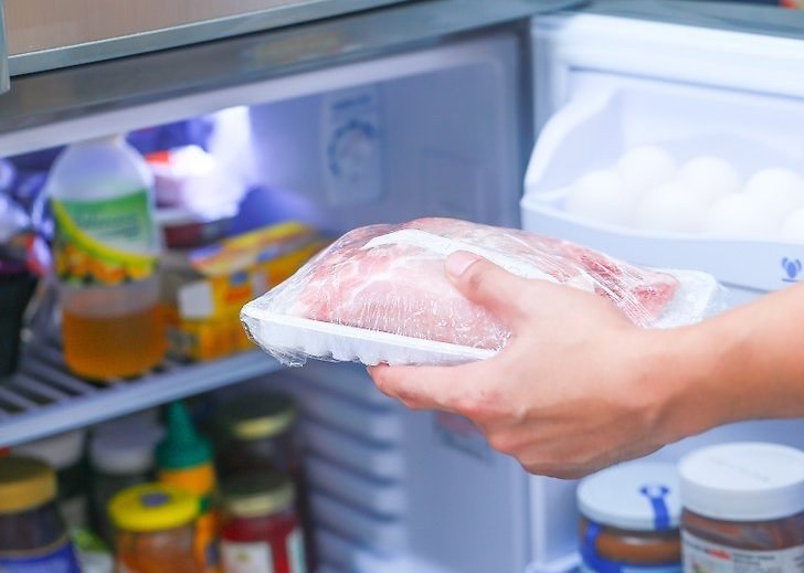 Không nên đặt thịt ở ngăn trên cùng của tủ lạnh