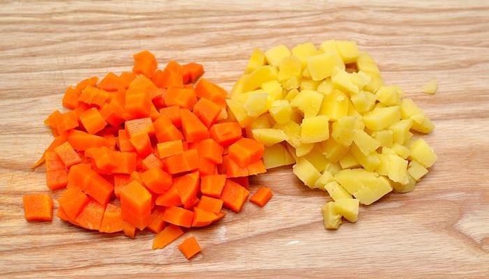 Cà rốt và khoai tây dùng nấu bún cho bé cần được thái nhỏ mẹ nhé!