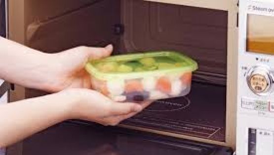 Hâm thức ăn trong lò vi sóng, sản phẩm bằng nhựa có an toàn không?