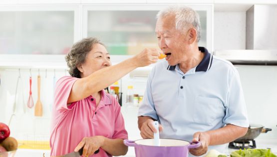 Người cao tuổi ăn gì để tăng cường sức khỏe trong mùa dịch